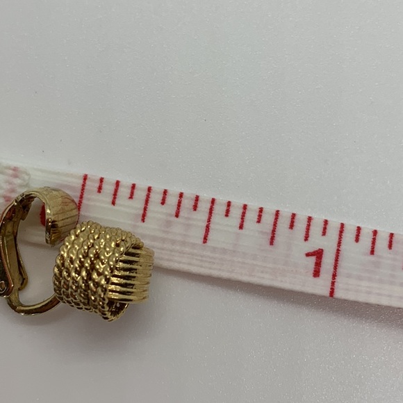 Vintage Avon Gold Tone Knot Clip on Earrings - Picture 10 of 10